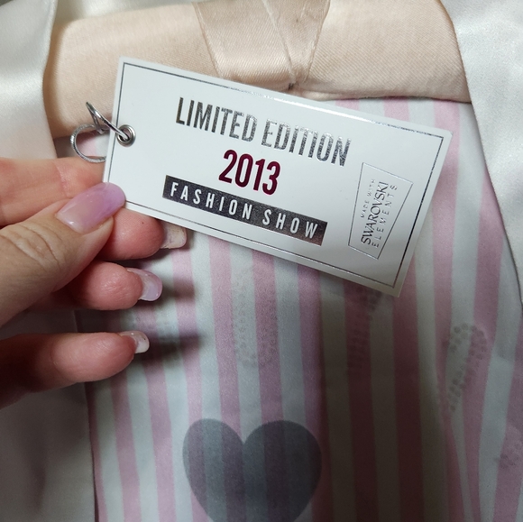 EXLUSIVE! NWT  Victoria's Secret Robe from the Fashion Show in NYC - Picture 6 of 9